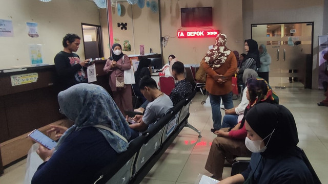Warga melakukan aktifasi KIA di Gedung Baleka, Depok, Senin (25/5/2026). Foto: kumparan