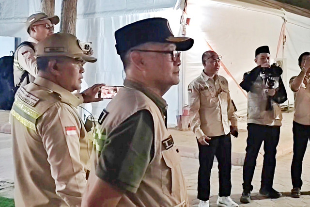 Menhaj Mochamad Irfan Yusuf menyapa jemaah di Arafah. Foto: Dok. MCH 2026