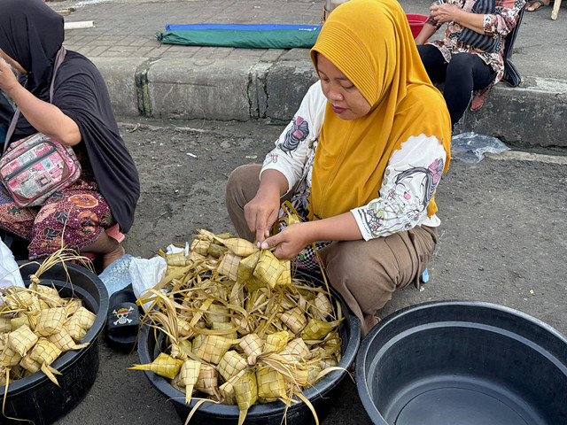 Penjual ketupat, Musolihah (35) saat berjualan menjelang Idul Adha di area Pasar Minggu, Jakarta Selatan, Selasa (26/5/2026). Foto: Ryan Iqbal/kumparan