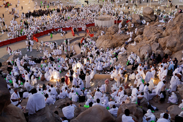 Hari masih pagi, jemaah haji berkumpul di Jabal Rahmah di padang Arafah saat pelaksanaan ibadah haji tahunan di luar kota suci Mekah, Arab Saudi, Selasa (26/5/2026). Foto: Ibraheem Abu Mustafa/REUTERS