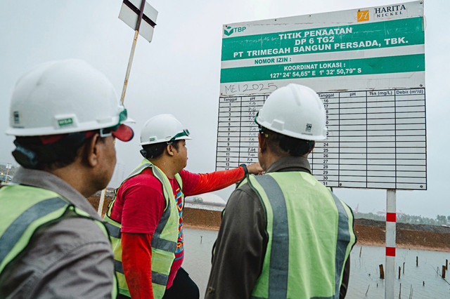 Tim Observasi Perkumpulan Telapak menelusuri area pengendalian limpasan di kawasan tambang Harita Nickel di Pulau Obi. Foto: Dok. Istimewa
