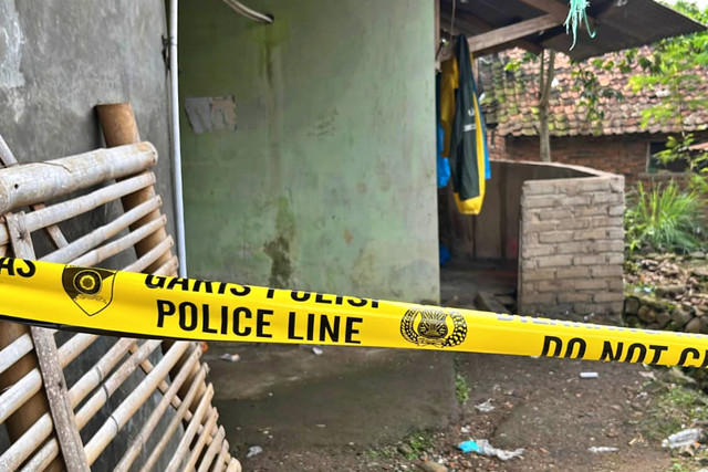 Polisi olah TKP kasus gadis remaja ditemukan tewas di kamar rumahnya di Desa Cirama Girang, Kecamatan Cikalong Kulon, Kabupaten Cianjur, Jawa Barat. Foto: Dok. Istimewa
