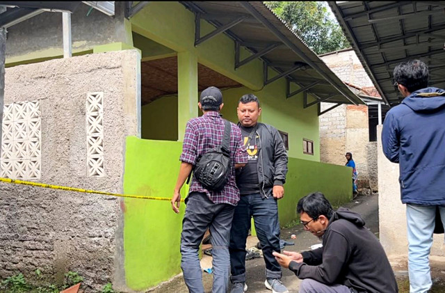 Polisi olah TKP kasus gadis remaja ditemukan tewas di kamar rumahnya di Desa Cirama Girang, Kecamatan Cikalong Kulon, Kabupaten Cianjur, Jawa Barat. Foto: Dok. Istimewa