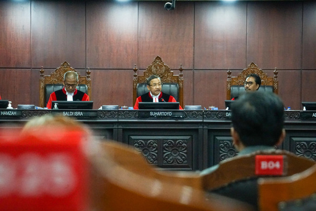 Ketua Mahkamah Konstitusi (MK) Suhartoyo memimpin sidang pleno Permohonan Uji Materiil UU TNI dalam Perkara Nomor 197/PUU-XXIII/2025 dalam agenda Mendengar Keterangan Ahli yang dihadirkan Mahkamah, Gedung MK, Jakarta, Selasa (26/5/2026). Foto: Iqbal Firdaus/kumparan