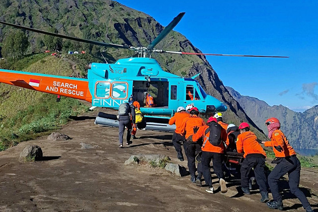 Seorang turis perempuan asal Malaysia bernama Chye Connsynn berhasil dievakuasi menggunakan helikopter dari Gunung Rinjani, Lombok Timur, Nusa Tenggara Barat (NTB), Selasa (26/5/2026). Foto: Dok. Humas SAR Mataram
