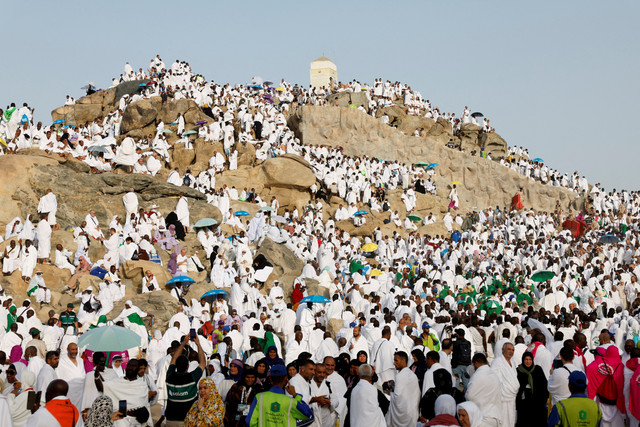 Jemaah haji berkumpul di Jabal Rahmah di Padang Arafah saat pelaksanaan ibadah haji tahunan di luar kota suci Mekah, Arab Saudi, Selasa (26/5/2026). Foto: Ibraheem Abu Mustafa/REUTERS