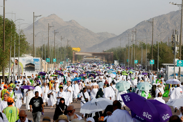 Jemaah haji berkumpul di Jabal Rahmah di Padang Arafah saat pelaksanaan ibadah haji tahunan di luar kota suci Mekah, Arab Saudi, Selasa (26/5/2026). Foto: Ibraheem Abu Mustafa/REUTERS