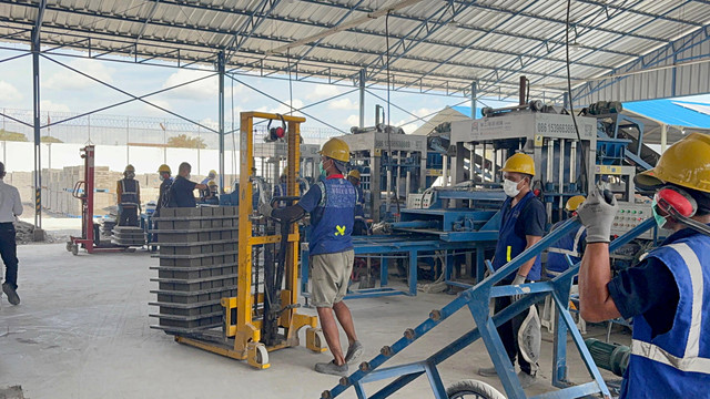 Warga binaan melakukan kegiatan pembuatan beton dalam program Jawara Beton di Lapas Kelas 1 Tangerang, Selasa (26/5/2026). Foto: Nauval Pratama/kumparan