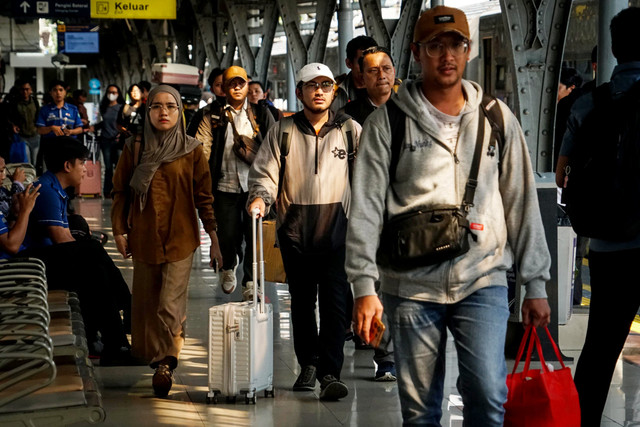Calon penumpang bersiap sebelum keberangkatan kereta api Kertajaya di peron Stasiun Pasar Senen, Jakarta, Selasa (26/5/2026). Foto: Iqbal Firdaus/kumparan