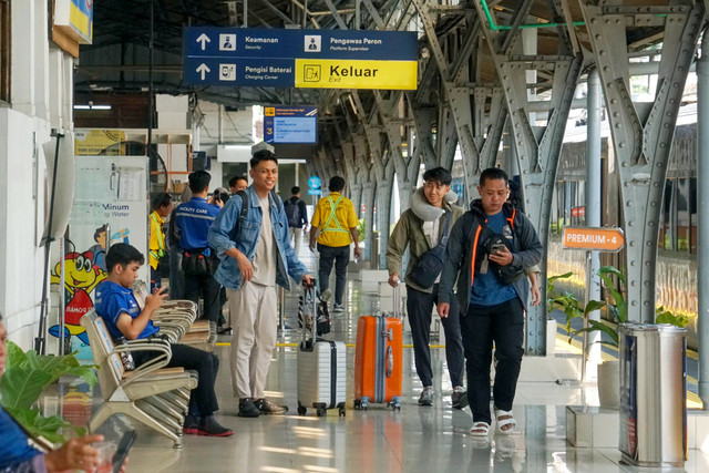 Calon penumpang bersiap sebelum keberangkatan kereta api Kertajaya di peron Stasiun Pasar Senen, Jakarta, Selasa (26/5/2026). Foto: Iqbal Firdaus/kumparan