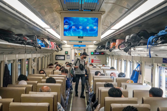 Calon penumpang bersiap sebelum keberangkatan kereta api Kertajaya di peron Stasiun Pasar Senen, Jakarta, Selasa (26/5/2026). Foto: Iqbal Firdaus/kumparan