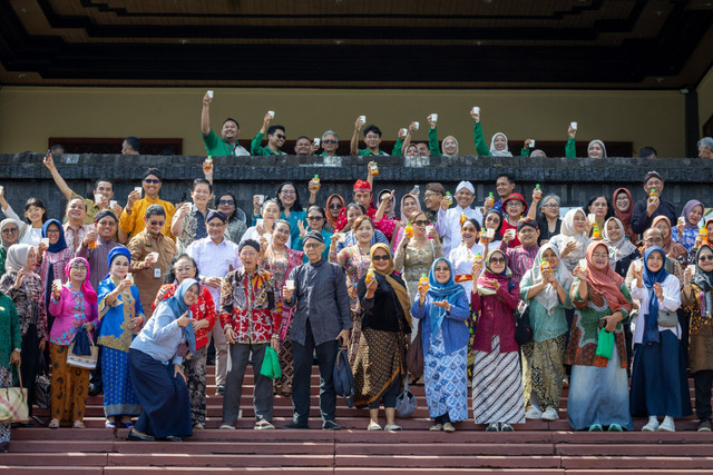 Sekitar 300 orang mengikuti acara minum jamu serentak di UGM untuk memperingati Hari Jamu Nasional. Foto: Dok. UGM
