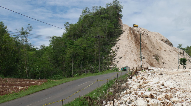 Ilustrasi pertambangan kawasan karst di Gunungkidul. Foto: Walhi Jogja