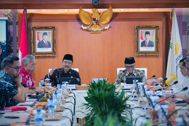 Mensos Saifullah Yusuf disampingi Wamensos Agus Jabo rapat koordinasi dengan Menteri Pekerjaan Umum Dody Hanggodo membahas percepatan pembangunan Gedung Sekolah Rakyat permanen, di kantor Kemensos, Jakarta, Selasa (26/5/2026). Foto: Dok. Kemensos