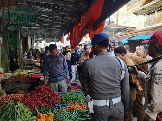 Wakil Bupati Tanjung Jabung Barat Dr. H.Katamso SA, S.E., M.E. melakukan pemantauan harga dan stok bahan pokok di pasar dalam kota Kuala Tungkal menjelang hari Raya Idul Adha 1447 H. (Sumber: Dokumen TPID)
