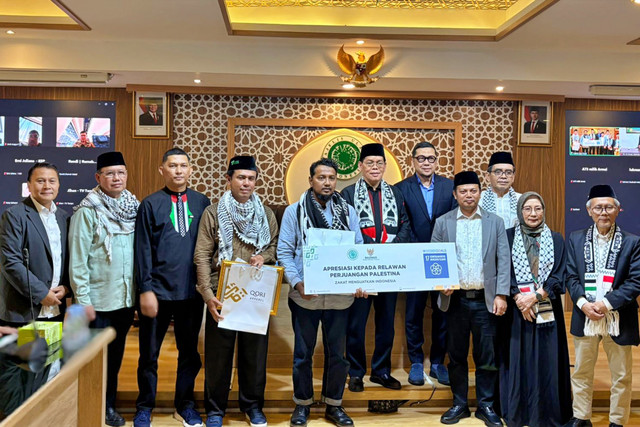 MUI bersama BAZNAS dan Qori Apparel memberikan penghargaan kepada 9 WNI yang sempat ditahan Israel saat menjalankan misi kemanusiaan ke Gaza di Kantor MUI, Jakarta Pusat, Selasa (26/5/2026). Foto: Ryan Iqbal/kumparan