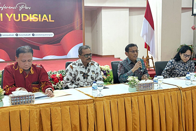 Konferensi Pers pengumuman kelulusan hasil seleksi kualitas calon Hakim Agung dan Hakim Ad Hoc Tipikor dan HAM di MA, yang dilaksanakan di Kantor Komisi Yudisial, Jakarta, Selasa (26/5/2026). Foto: Jeni Ritanti/kumparan