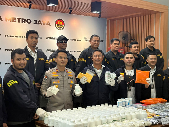 Rilis peredaran obat keras tanpa label yang dibongkar Polda Metro Jaya, Selasa (26/5/2026). Foto: Rayyan/Kumparan