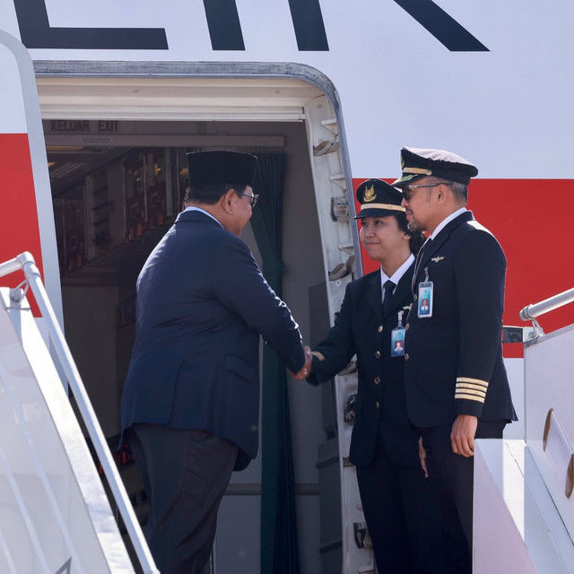 Presiden Prabowo Subianto bersama dua pilot Garuda Indonesia penerbang 777. Foto: Instagram/@dirgayuza