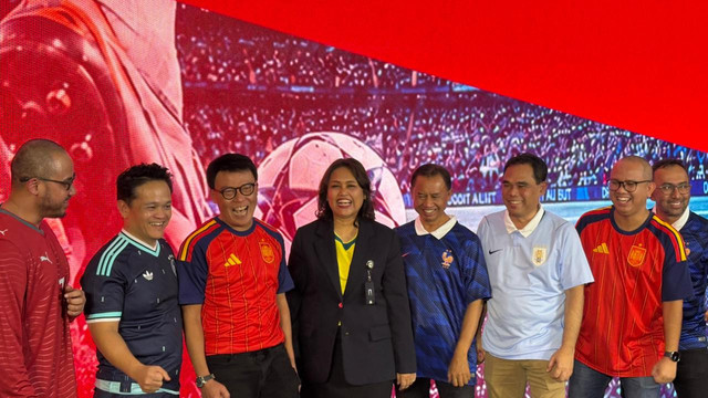 Jajaran petinggi Telkomsel dan TVRI dalam peluncuran paket Bola Gembira Maxstream TV untuk merayakan Piala Dunia 2026. Foto: Thomas Bosco/kumparan.