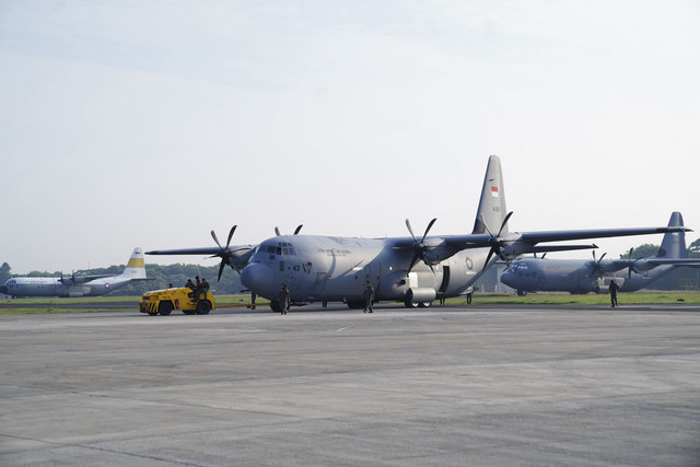 Satgas Garuda Merah Putih II diperkuat dengan pesawat angkut berat Hercules A-1343 mendukung penyaluran bantuan kemanusiaan ke Gaza dari Halim Perdanakusuma, Selasa (26/08/2025). Foto: Dok. Puspen TNI