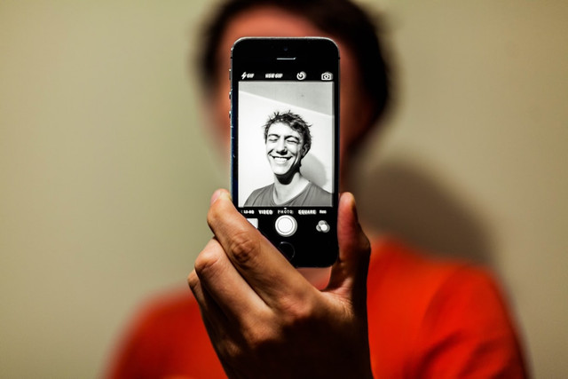 Ilustrasi prompt mirror selfie sama idol, Photo: Unsplash/Antoine Beauvillain