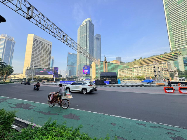 Lalu Lintas Jl. M.H Thamrin dan Jl. Jenderal Sudirman dari Bundaran HI pada Hari Raya Idul Adha, Jakarta (27/5/2026). Foto: Kevin Daniel/kumparan