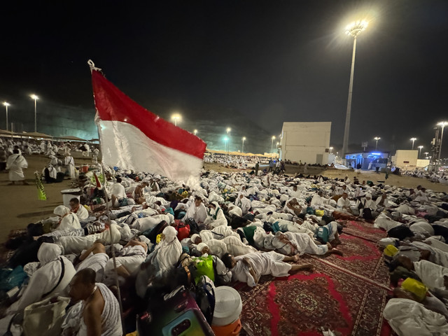 Jamaah haji Indonesia bersama jamaah dari berbagai negara melakukan mabit di Muzdalifah, Makkah, Arab Saudi, Rabu (27/5/2026) waktu setempat.  Foto: Citro Atmoko/ANTARA FOTO
