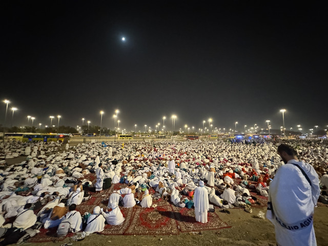Jemaah haji Indonesia bersama jemaah dari berbagai negara melakukan mabit di Muzdalifah, Makkah, Arab Saudi, Rabu (27/5/2026) waktu setempat. Foto: Citro Atmoko/ANTARA FOTO