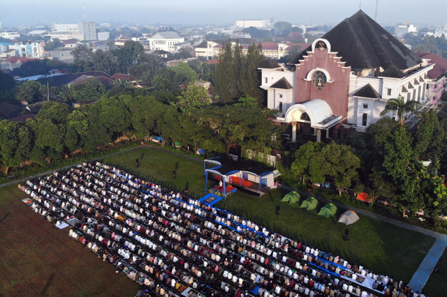 Umat muslim melaksanakan Salat Idul Adha di Lapangan YLCC Yayasan Lembaga Cornelis Chastelein di Jl Kamboja, Pancoran Mas, Depok, Rabu (27/5/2026). Foto: Dok. kumparan
