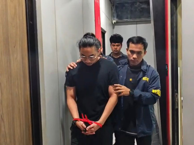Selebgram Brunei berinisial MIA (33) atau pemilik akun Instagram @woodyrman saat ditangkap polisi. Foto: Dok. Istimewa