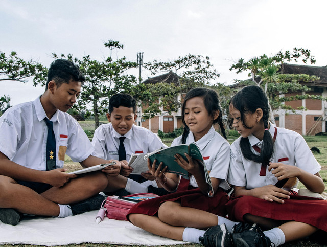 Ilustrasi anak-anak sekolah sedang membaca buku. Sumber: Pexels