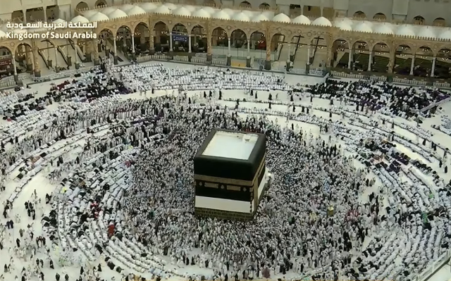 Jemaah haji melaksanakan Tawaf Ifadah, sebagian melaksanakan salat Idul Adha, 27/5/2026 (10 Zulhijah 1447 H). Foto: Youtube @qurantvsa