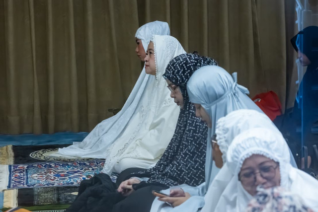Ketua DPR RI Puan Maharani melaksanakan Salat Idul Adha di Masjid Baiturrahman yang berada di Kompleks Parlemen, Senayan, Jakarta.  Foto: Dok. DPR RI