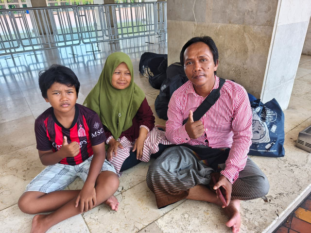 Adi Maulana (46) dan keluarga, salah satu Jemaah Salat Iduladha Asal Brebes di Masjid Istiqlal Jakarta. Foto: Aditya Nugraha/kumparan