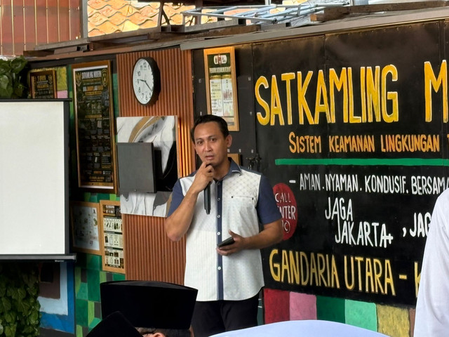 Ketua RT 11 RW 07 Gandaria Utara, Imam Basori saat memberikan sambutan di prosesi penyerahan sapi kurban Wakil Gubernur DKI Jakarta, Rano Karno, di RT 11 RW 7 Gandaria Utara, Kebayoran Baru, Jakarta Selatan, pada Rabu (27/5/2026).  Foto: Jeni Ritanti/kumparan