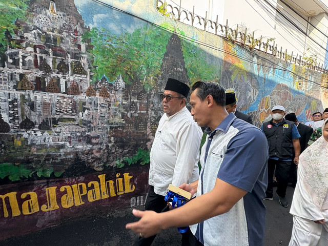 Wakil Gubernur DKI Jakarta, Rano Karno, disambut warga saat akan melakukan penyerahan sapi kurban di RT 11 RW 7 Gandaria Utara, Kebayoran Baru, Jakarta Selatan, pada Rabu (27/5/2026).  Foto: Jeni Ritanti/kumparan