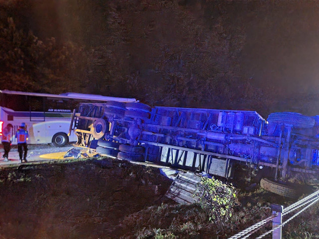 Kecelakaan bus Sinar Jaya dengan truk di KM 174 Tol Cipali arah Jakarta. Foto: Dok. Istimewa