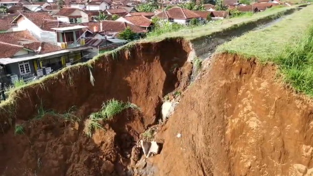 Penampakan amblasnya saluran irigasi di Dusun Kesatrian RT01 RW07, Desa Gemuruh, Kecamatan Bawang. Foto: Dok. Istimewa