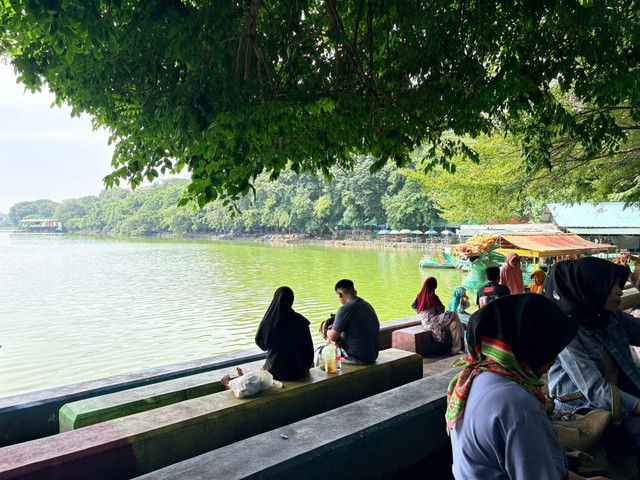 Suasana danau Sunter saat hari libur Idul Adha, Jakut, (27/5/2026). Foto: Kevin Daniel/kumparan