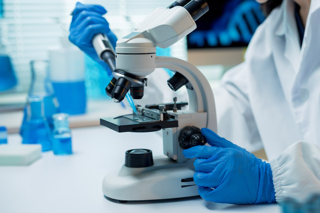 Ilutrasi Peneliti di Laboratorium. Foto: Amnaj Khetsamtip/Shutterstock