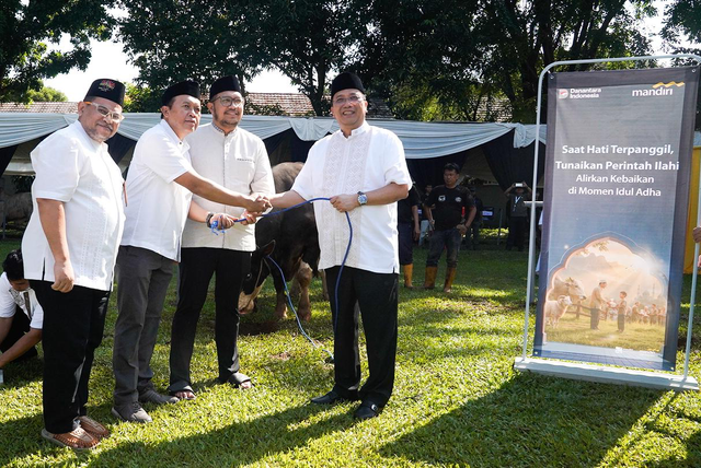 Direktur Utama Bank Mandiri, Riduan (kanan) saat menyalurkan hewan kurban di Griya Mandiri Cilandak, Jakarta pada Rabu (27/5). Foto: Dok. Bank Mandiri