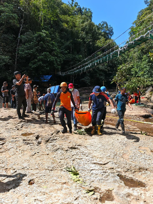 Tim SAR evakuasi dua turis Austria yang jatuh di jembatan gantung di Labuan Bajo. Foto: Dok. SAR