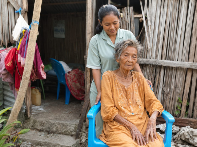 Oma Marselina (72), salah satu penerima manfaat layanan home care bagi lansia dan penyandang disabilitas, program yang digagas Kemensos melalui Sentra Efata Kupang. Foto: Dok. Kemensos