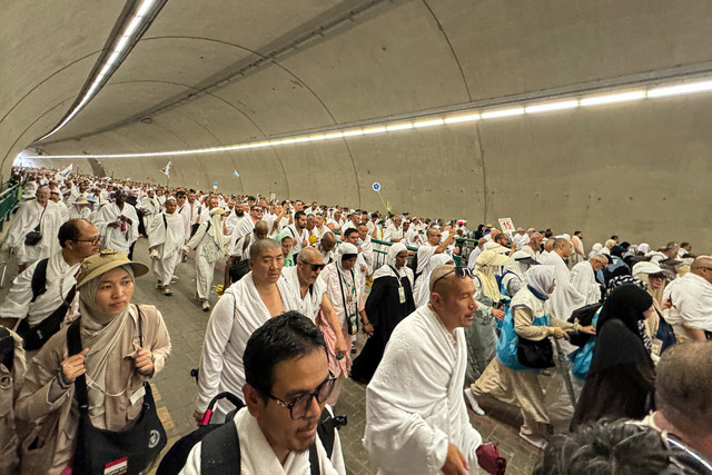 Jamaah haji dari berbagai negara berjalan menuju Jamarat untuk melempar jumrah aqobah di Mina, Makkah, Arab Saudi, Rabu (27/5/2026). Foto: Citro Atmoko/ANTARA FOTO