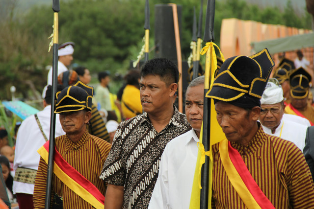 Masyarakat tengger yang sedang memakai baju adat untuk melaksanakan tradisinya. Foto: Eky Rima Nurya Ganda/Pexels