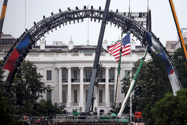 Pembangunan tempat untuk pertandingan UFC masih berlangsung di South Lawn Gedung Putih di Washington, DC, Selasa (26/5/2026). Foto: KEVIN DIETSCH/Getty Images/AFP