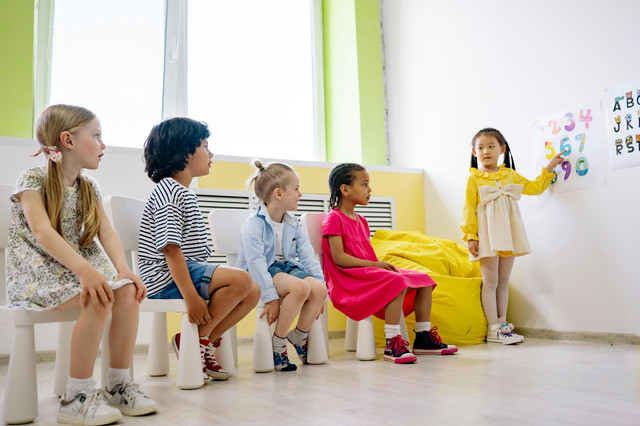 https://www.pexels.com/id-id/foto/sekolah-muda-belum-tua-tidak-tua-8613111/