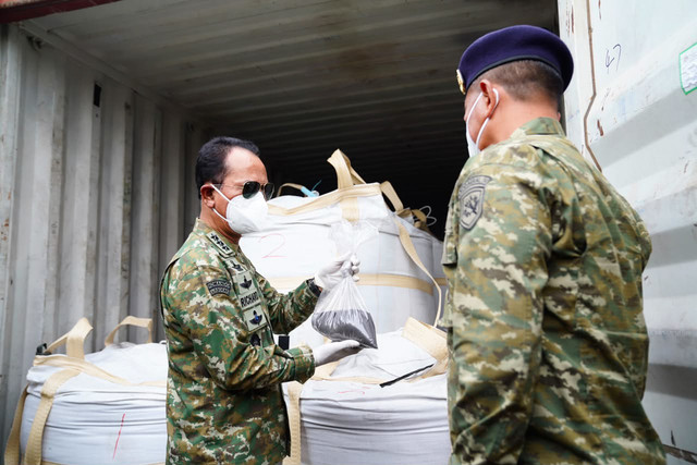 Kasum TNI tinjau pemeriksaan kontainer mineral hasil penindakan TNI AL di Batam. Foto: Dok. Puspen TNI