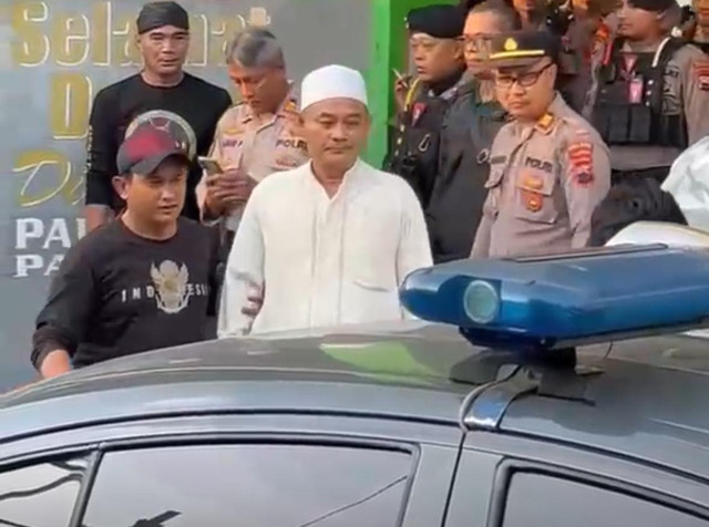 Pimpinan Pondok Pesantren Padang Ati, Pekalongan bernisial A (55) (berbaju putih) sebagai tersangka kasus pelecehan seksual sejumlah santriwati.  Foto: Dok. Istimewa